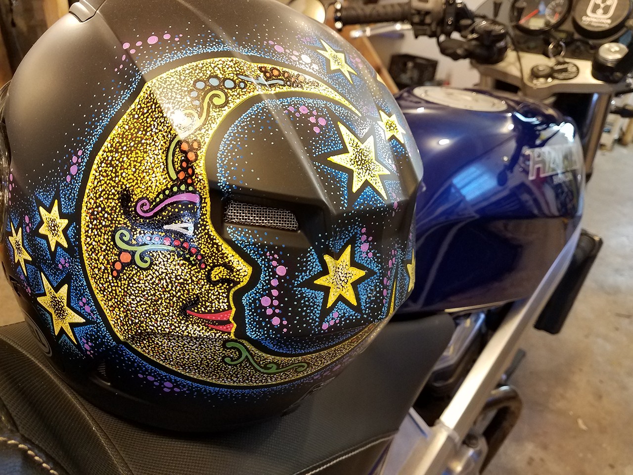 Motorcycle Helmet Painting: Custom Looks For Riding/Racing